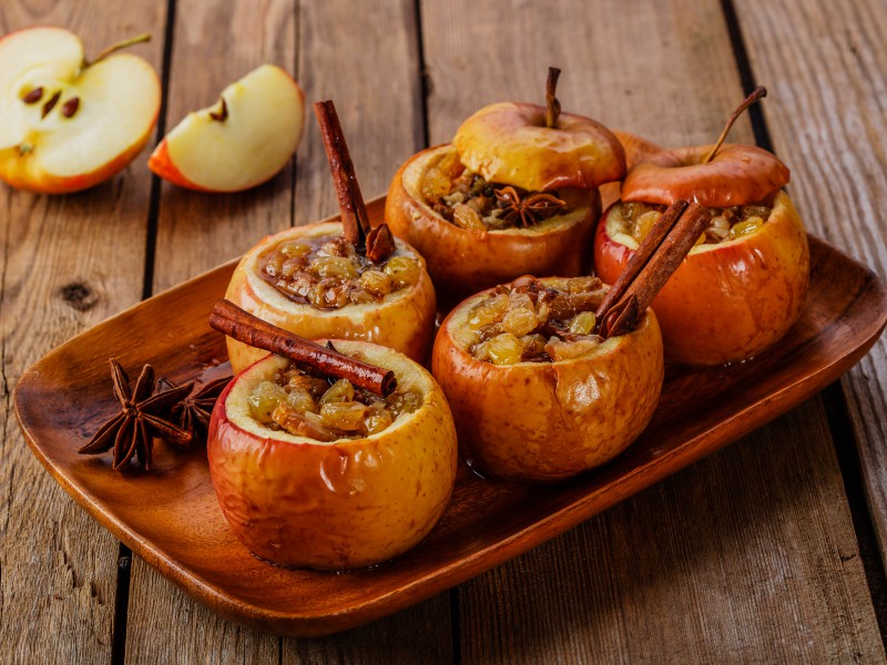Baked apples with raisins and cinnamon